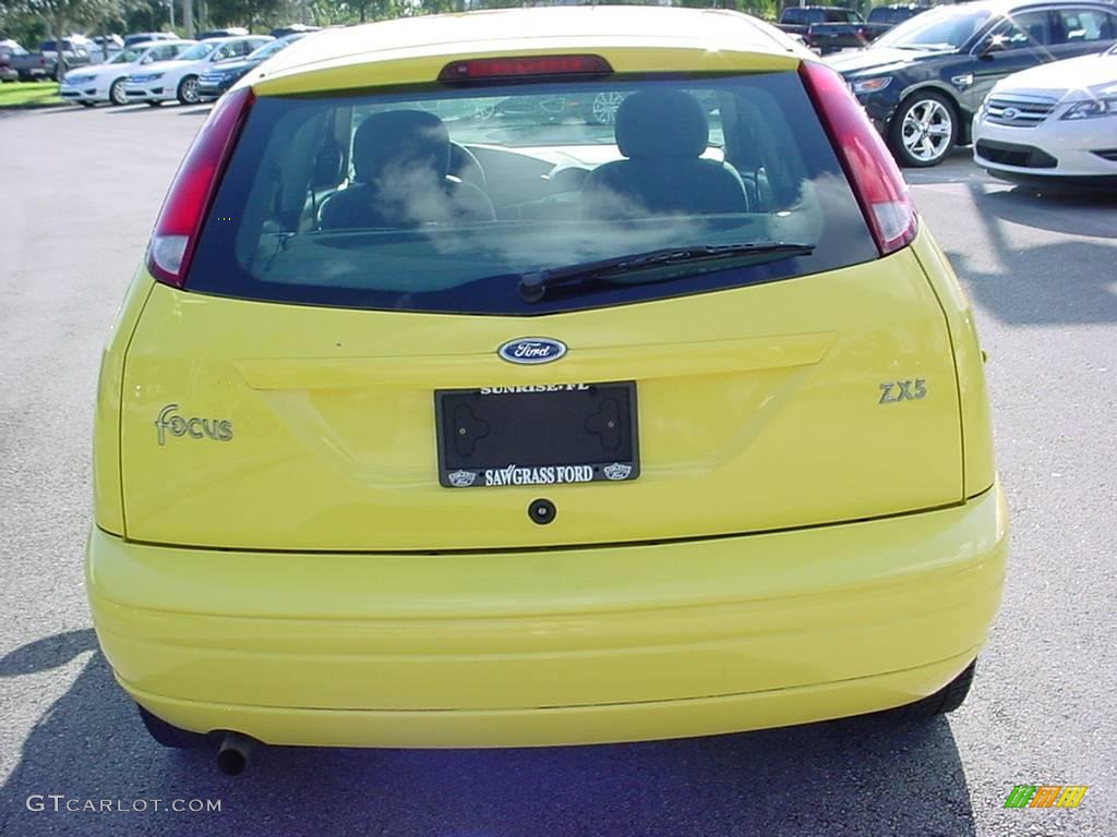 2003 Focus ZX5 Hatchback - Screaming Yellow / Medium Graphite photo #4