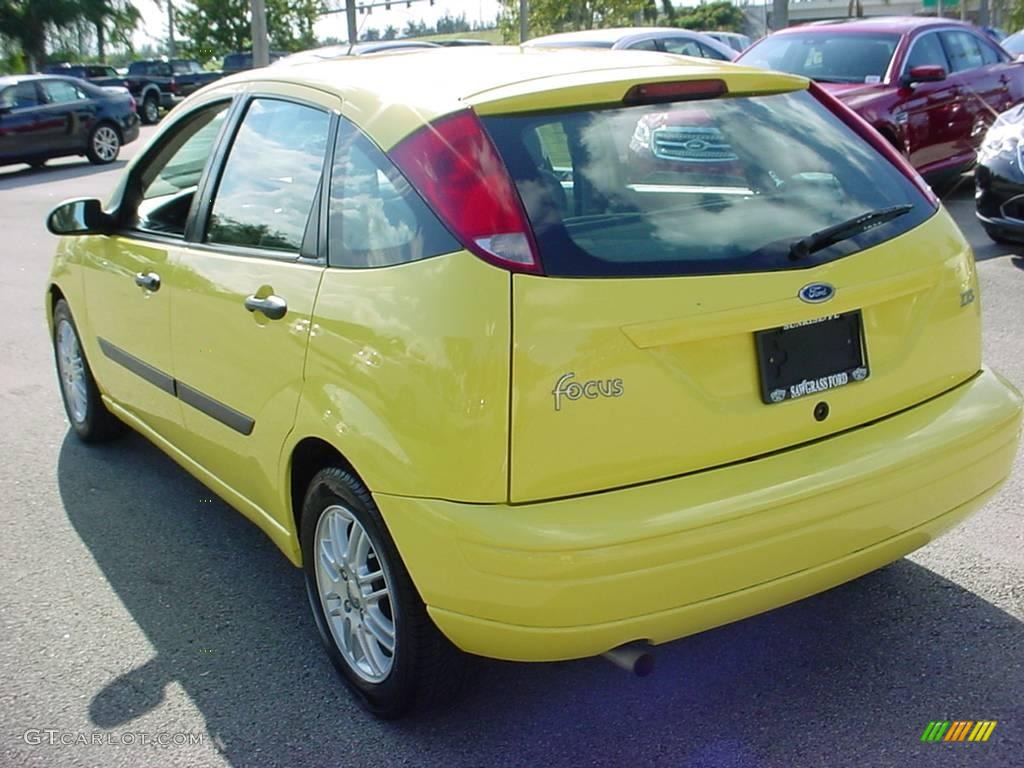 2003 Focus ZX5 Hatchback - Screaming Yellow / Medium Graphite photo #5