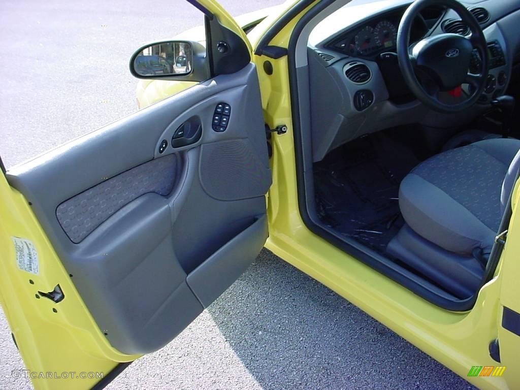 2003 Focus ZX5 Hatchback - Screaming Yellow / Medium Graphite photo #9