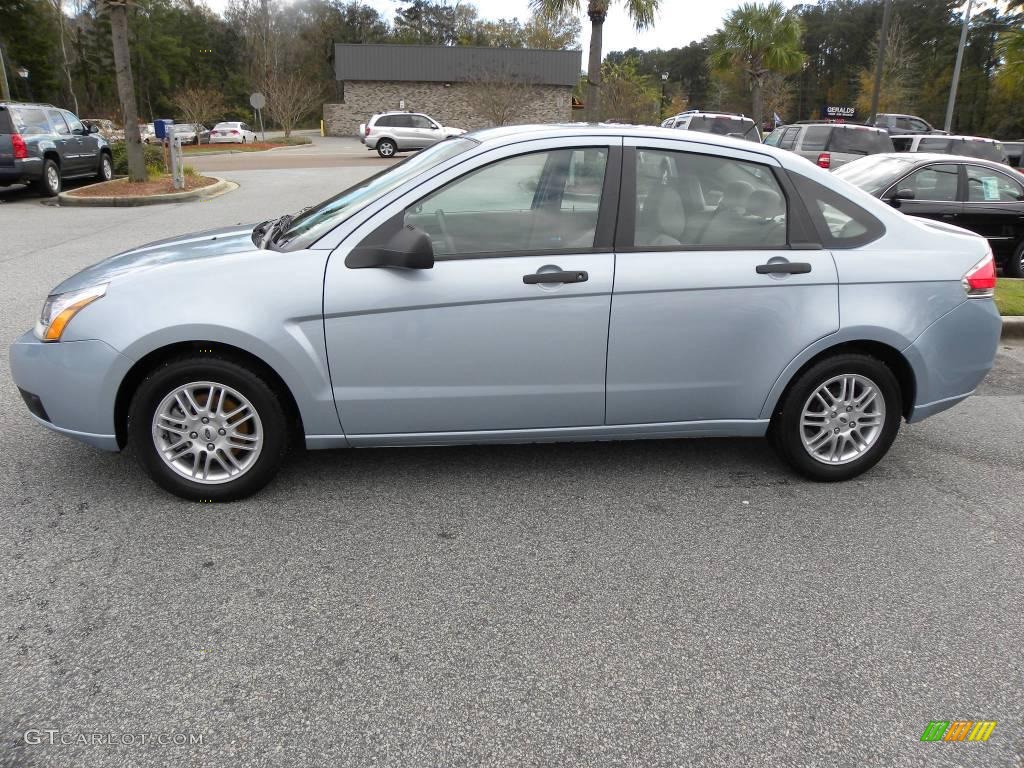 2009 Focus SE Sedan - Light Ice Blue Metallic / Medium Stone photo #2