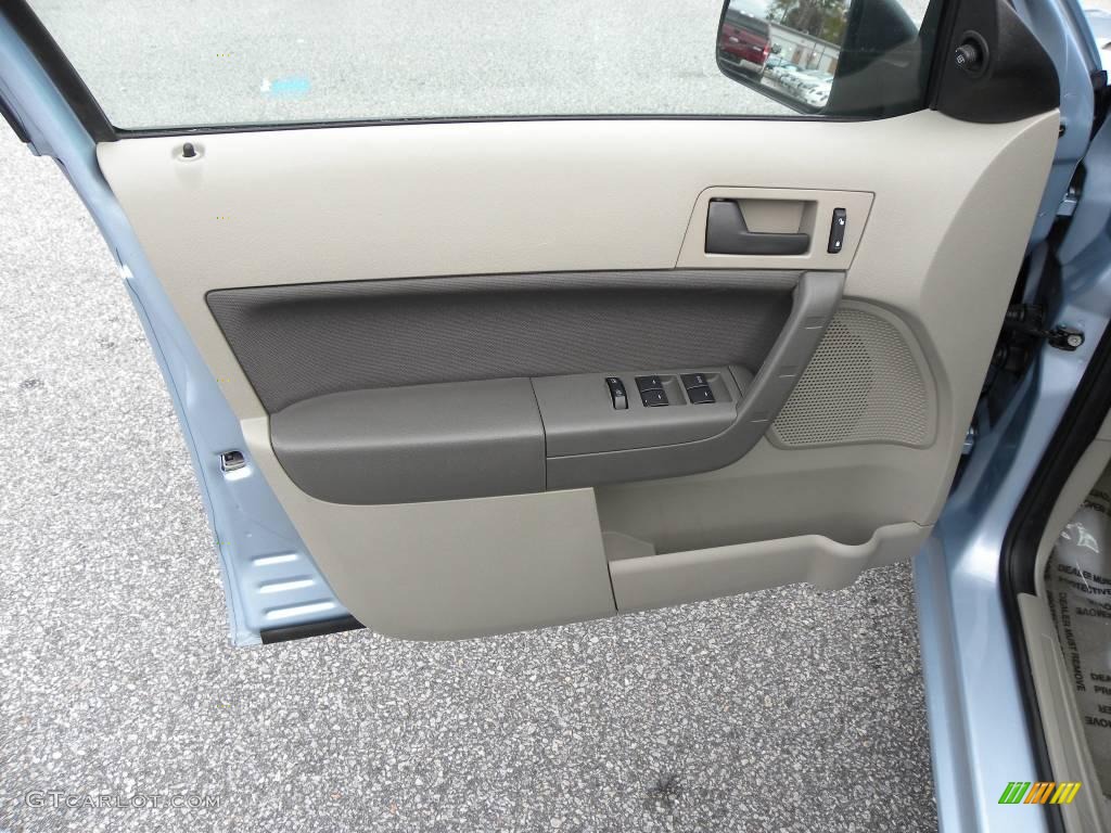 2009 Focus SE Sedan - Light Ice Blue Metallic / Medium Stone photo #5
