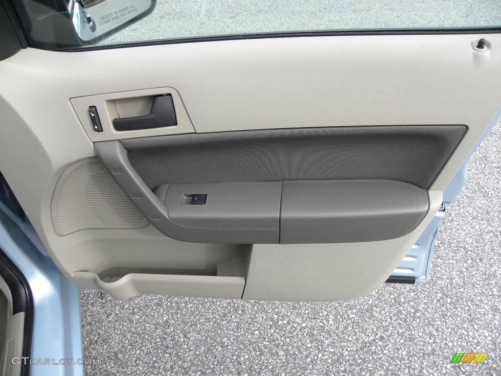 2009 Focus SE Sedan - Light Ice Blue Metallic / Medium Stone photo #9