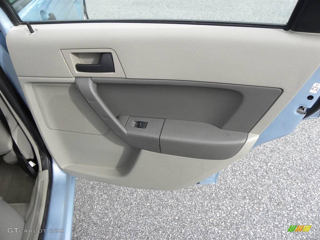 2009 Focus SE Sedan - Light Ice Blue Metallic / Medium Stone photo #11