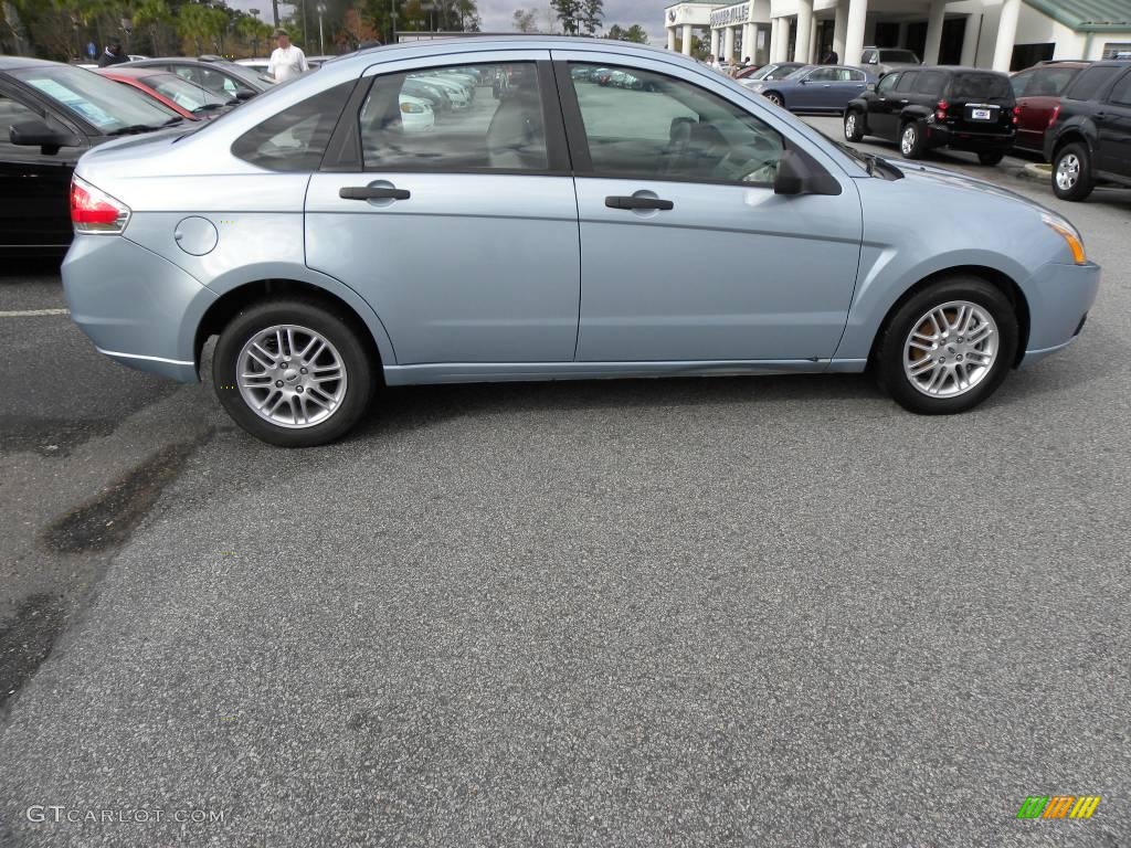2009 Focus SE Sedan - Light Ice Blue Metallic / Medium Stone photo #12