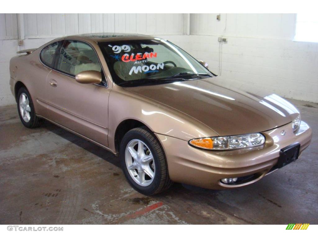 1999 Alero GL Coupe - Gold Metallic / Neutral photo #5