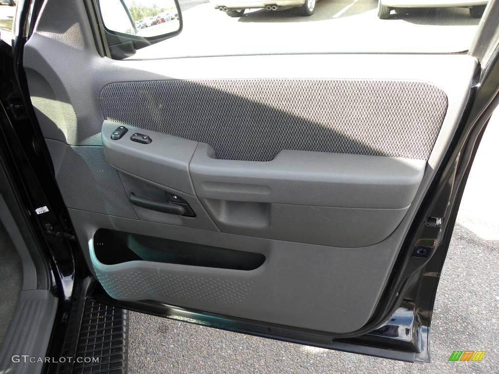 2002 Explorer XLT 4x4 - Black Clearcoat / Graphite photo #10