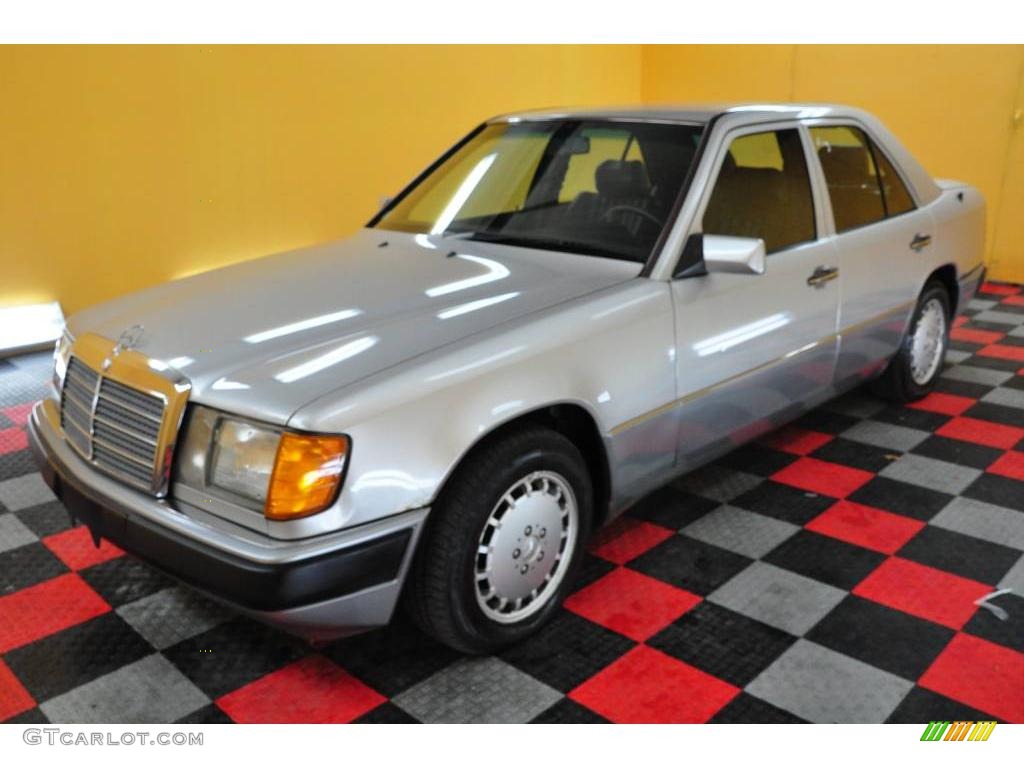 1993 E Class 300 E Sedan - Silver Metallic / Black photo #3