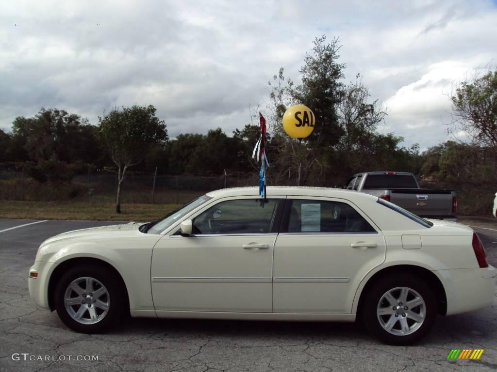 2007 300 Touring - Cool Vanilla / Dark Slate Gray/Light Graystone photo #2
