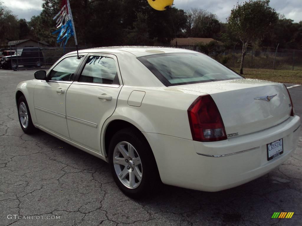 2007 300 Touring - Cool Vanilla / Dark Slate Gray/Light Graystone photo #3
