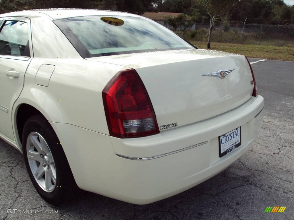 2007 300 Touring - Cool Vanilla / Dark Slate Gray/Light Graystone photo #7