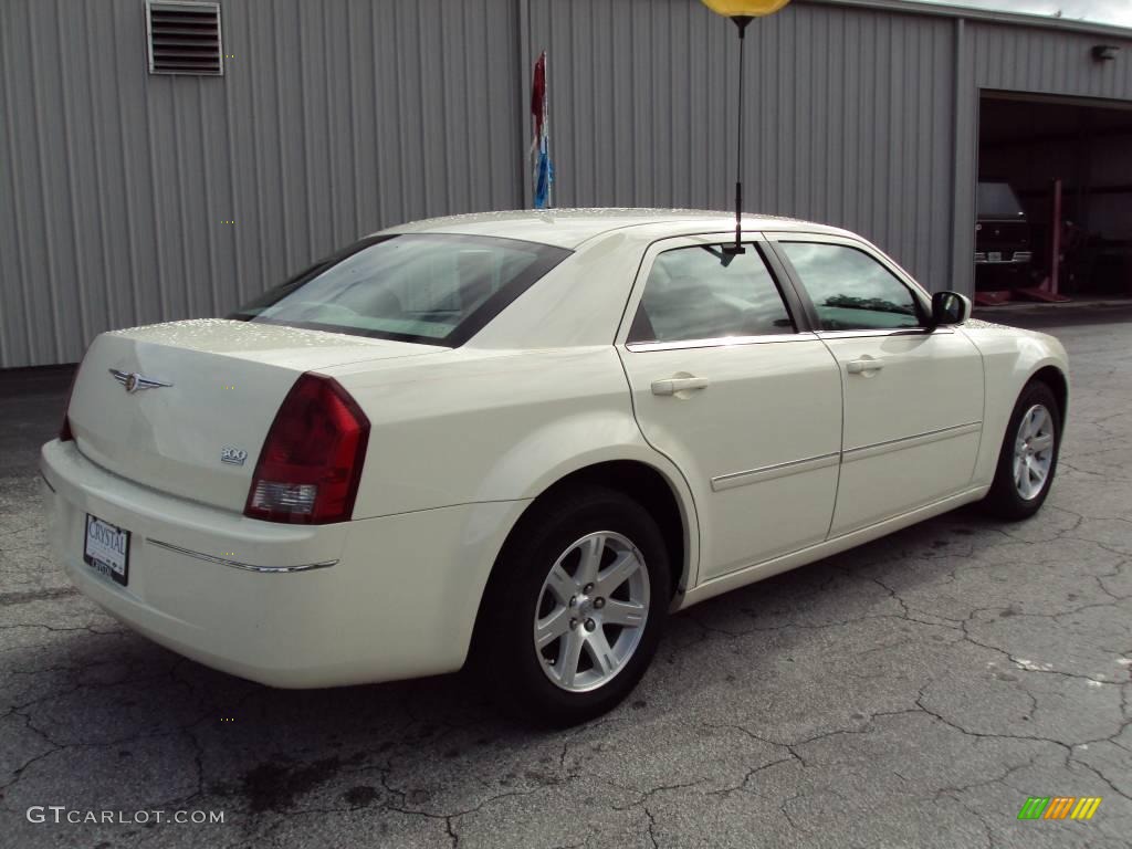 2007 300 Touring - Cool Vanilla / Dark Slate Gray/Light Graystone photo #8