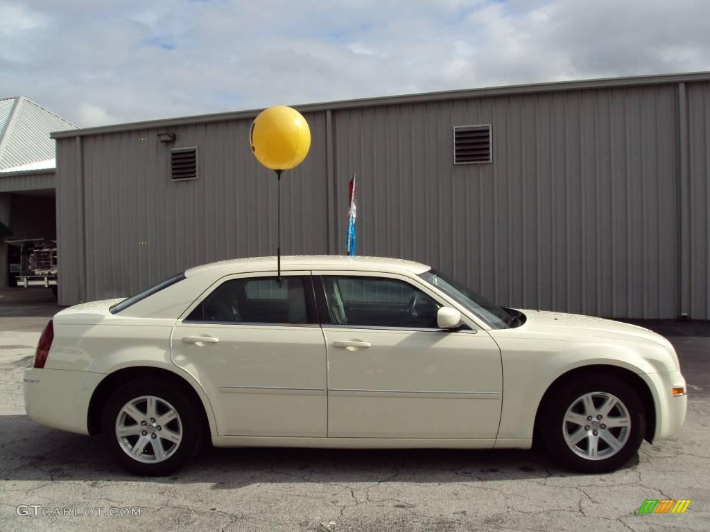2007 300 Touring - Cool Vanilla / Dark Slate Gray/Light Graystone photo #9