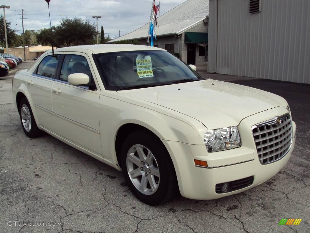 2007 300 Touring - Cool Vanilla / Dark Slate Gray/Light Graystone photo #10