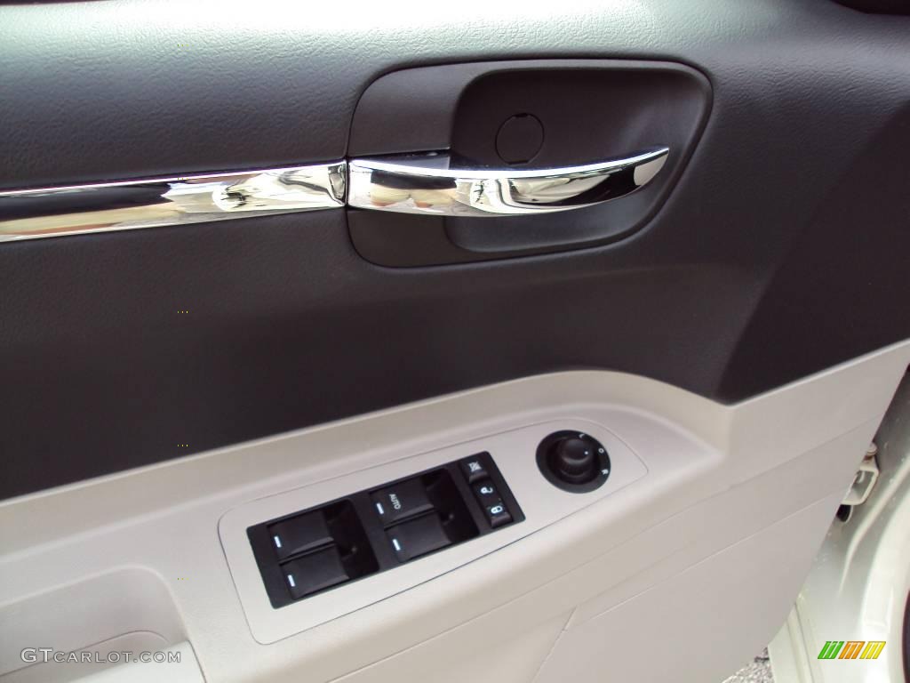 2007 300 Touring - Cool Vanilla / Dark Slate Gray/Light Graystone photo #17