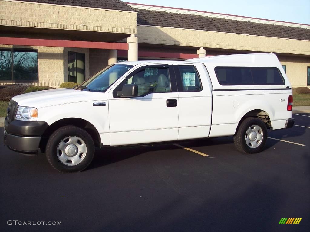 2006 F150 XL SuperCab - Oxford White / Medium Flint photo #2