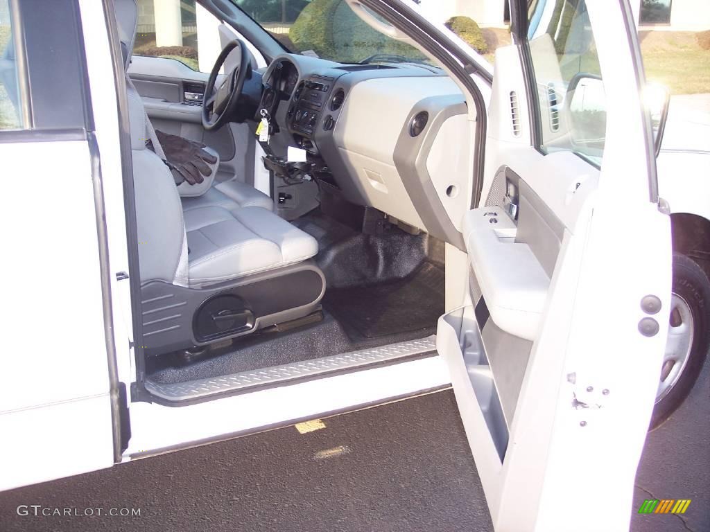 2006 F150 XL SuperCab - Oxford White / Medium Flint photo #18