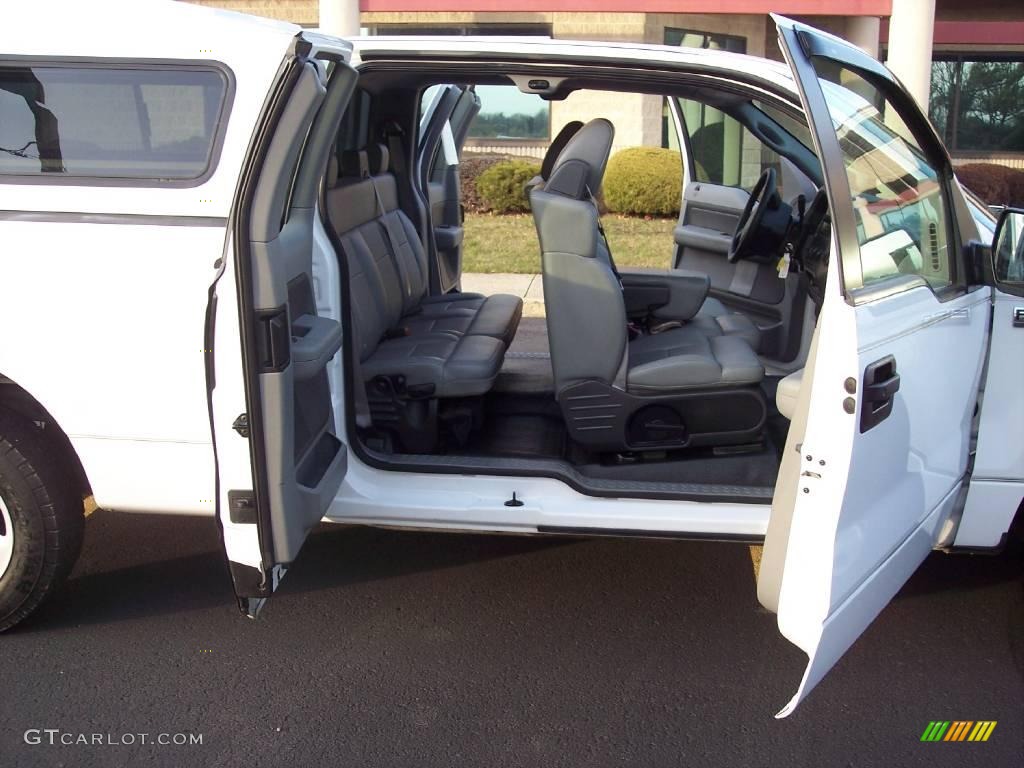 2006 F150 XL SuperCab - Oxford White / Medium Flint photo #19