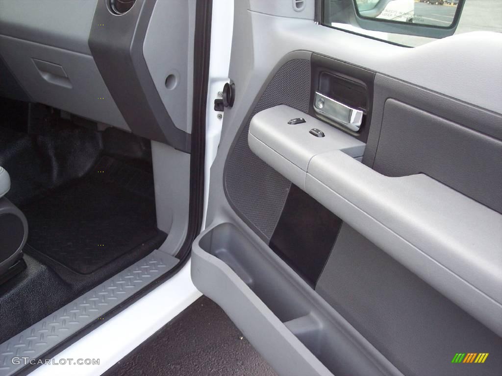 2006 F150 XL SuperCab - Oxford White / Medium Flint photo #27