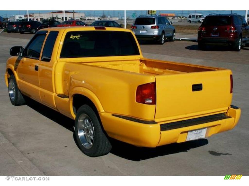 2003 Sonoma SL Extended Cab - Flame Yellow / Medium Gray photo #2