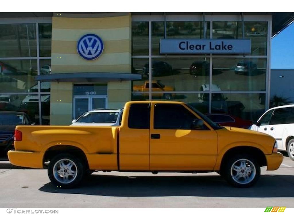 2003 Sonoma SL Extended Cab - Flame Yellow / Medium Gray photo #4