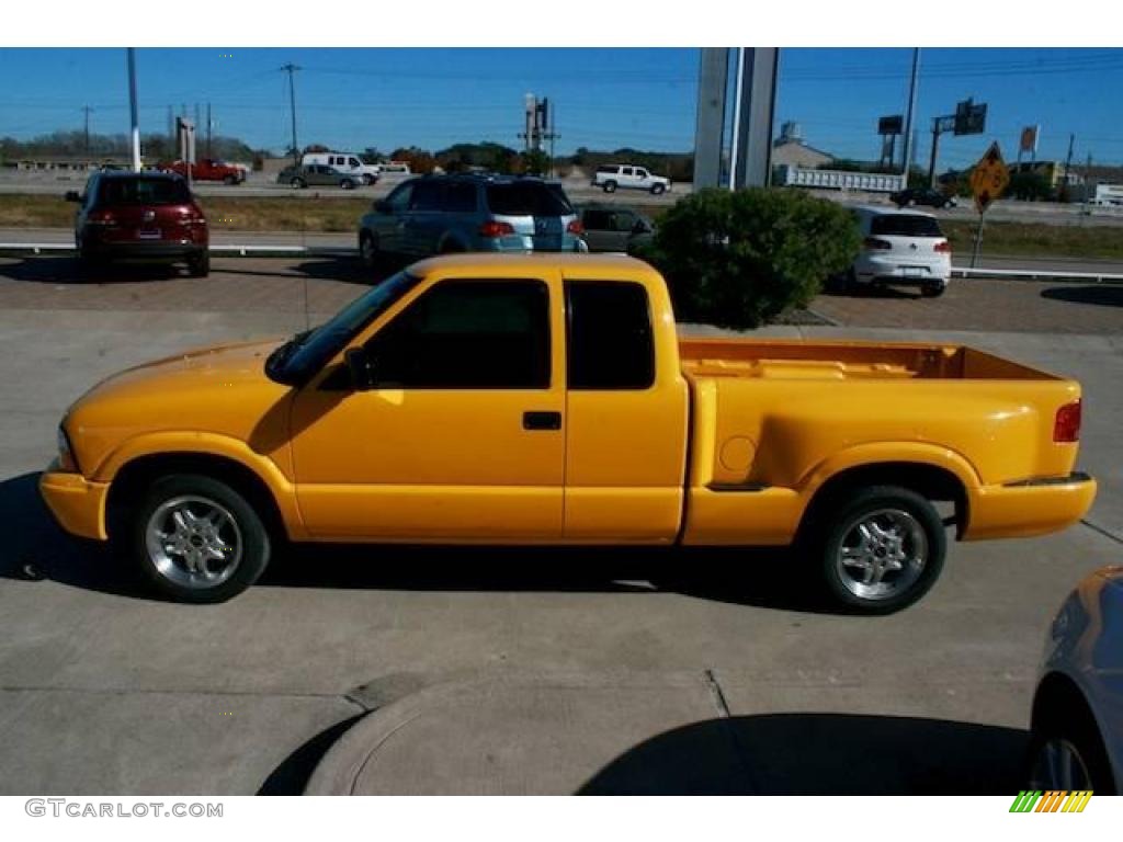 2003 Sonoma SL Extended Cab - Flame Yellow / Medium Gray photo #12