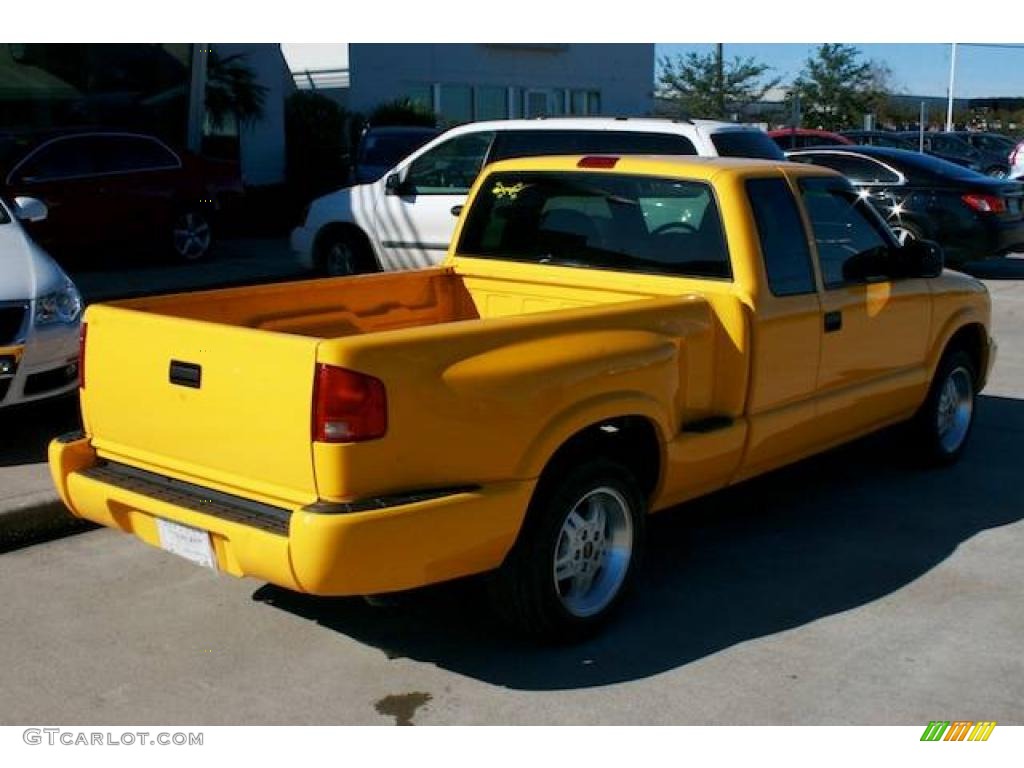 2003 Sonoma SL Extended Cab - Flame Yellow / Medium Gray photo #14