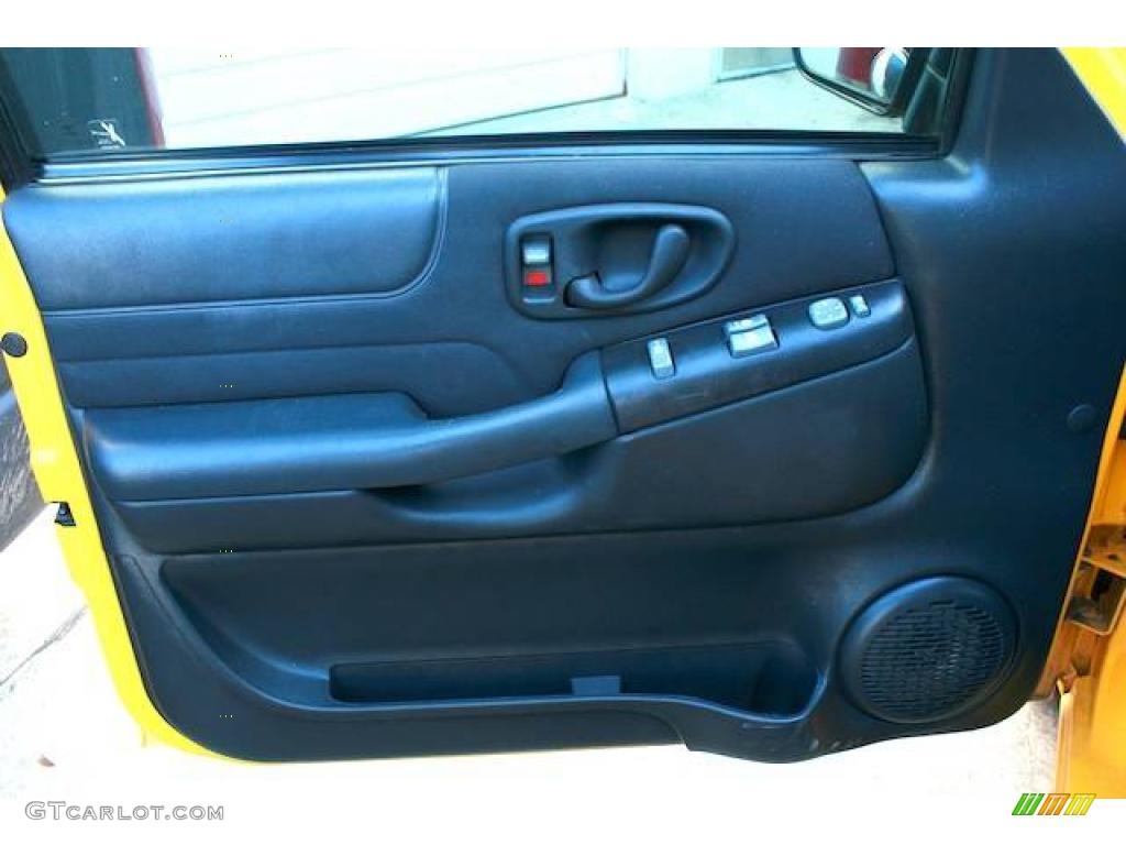 2003 Sonoma SL Extended Cab - Flame Yellow / Medium Gray photo #16