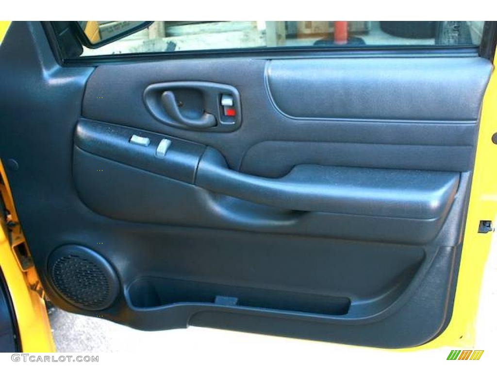 2003 Sonoma SL Extended Cab - Flame Yellow / Medium Gray photo #21