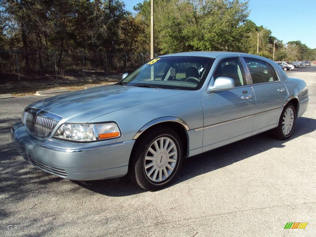 2005 Town Car Signature - Light Ice Blue Metallic / Dove/Shale photo #1