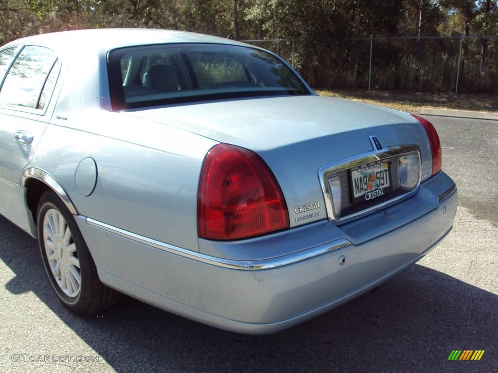 2005 Town Car Signature - Light Ice Blue Metallic / Dove/Shale photo #7