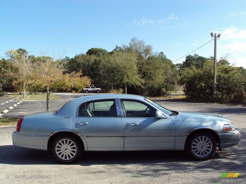 2005 Town Car Signature - Light Ice Blue Metallic / Dove/Shale photo #9