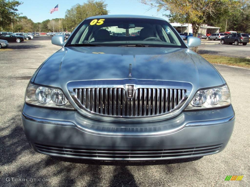 2005 Town Car Signature - Light Ice Blue Metallic / Dove/Shale photo #13