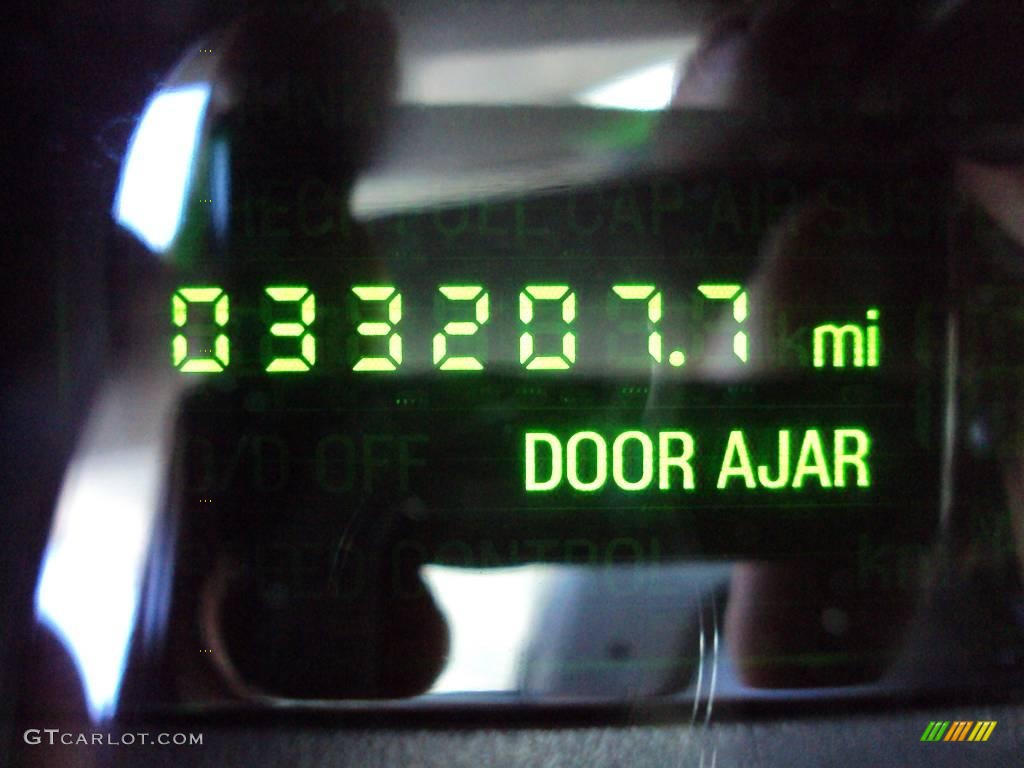 2005 Town Car Signature - Light Ice Blue Metallic / Dove/Shale photo #18