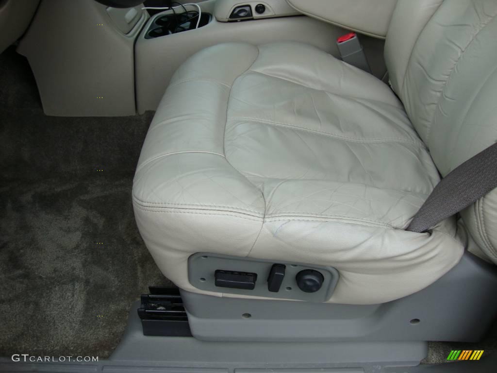 2002 Tahoe LT 4x4 - Light Pewter Metallic / Tan/Neutral photo #15