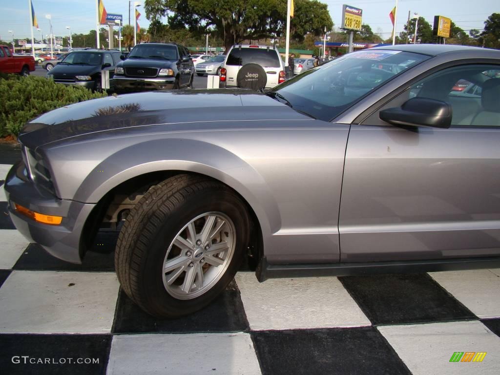 2006 Mustang V6 Deluxe Coupe - Tungsten Grey Metallic / Light Graphite photo #23