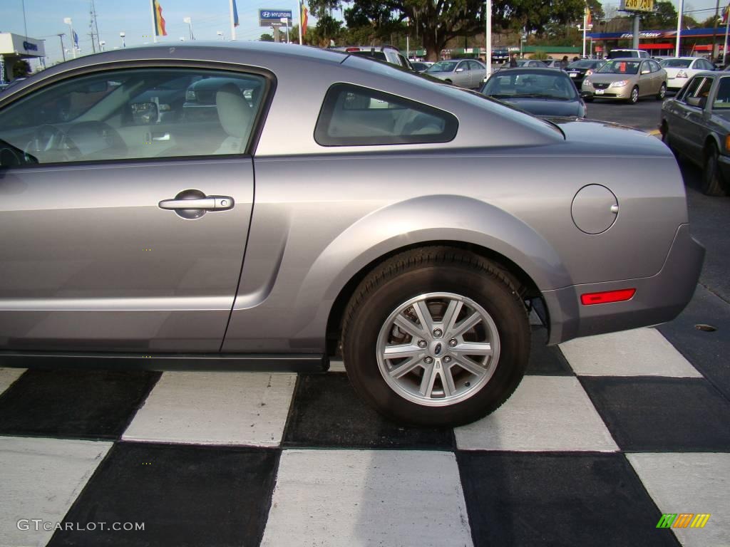 2006 Mustang V6 Deluxe Coupe - Tungsten Grey Metallic / Light Graphite photo #24