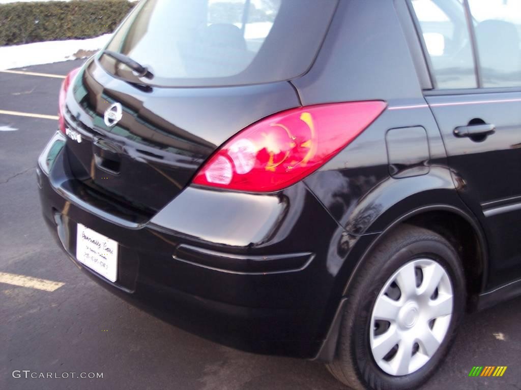 2009 Versa 1.8 S Hatchback - Super Black / Charcoal photo #17