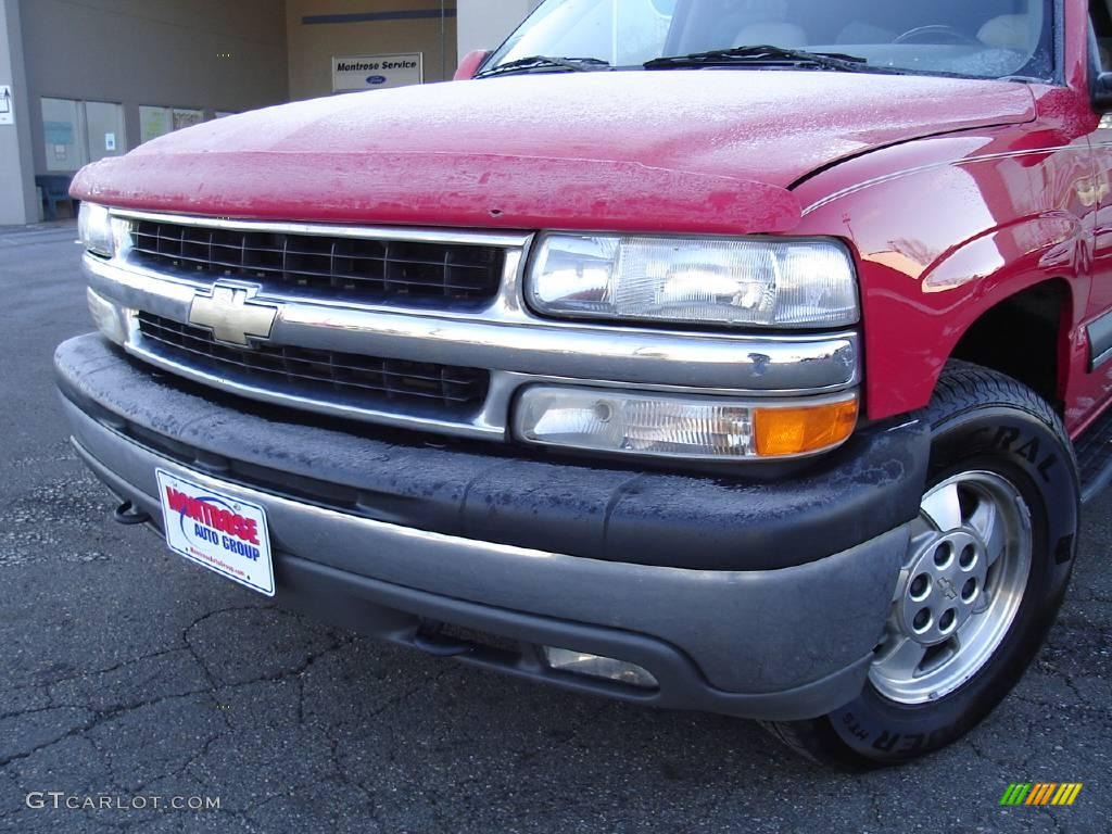 2002 Suburban 1500 LT 4x4 - Victory Red / Medium Gray/Neutral photo #9