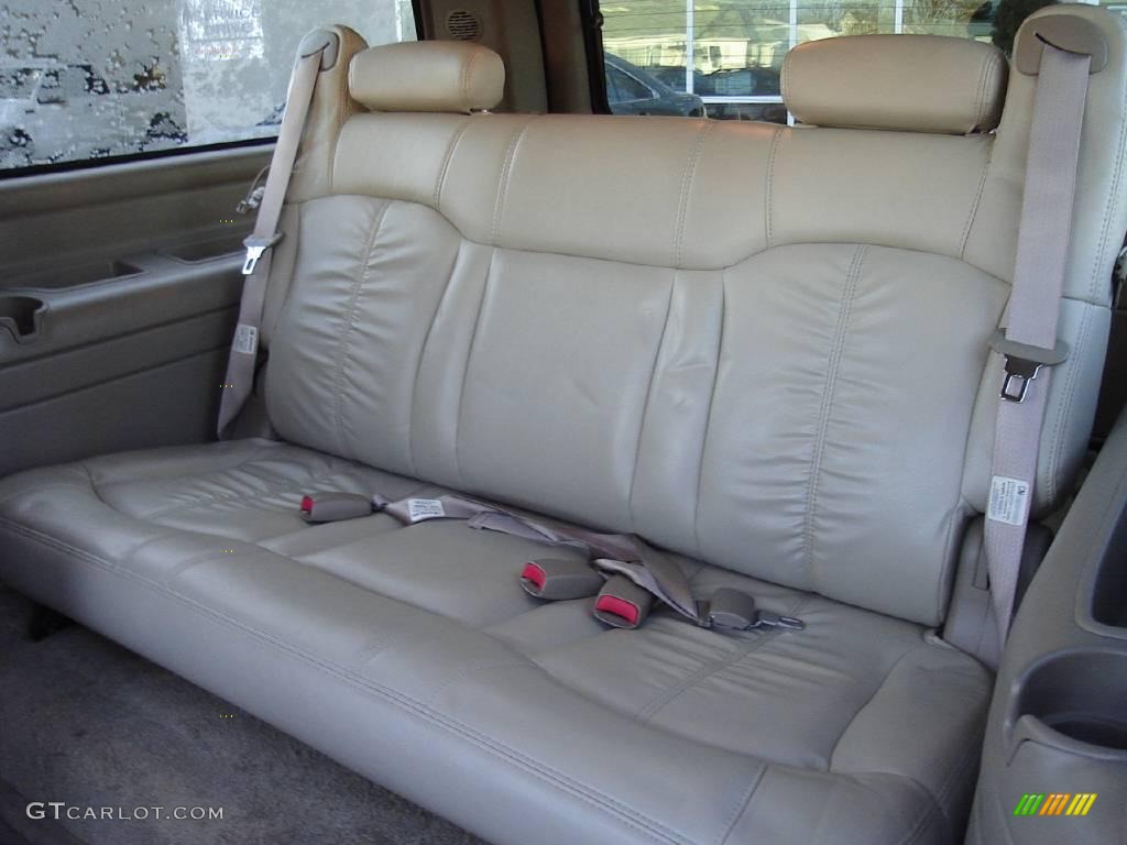 2002 Suburban 1500 LT 4x4 - Victory Red / Medium Gray/Neutral photo #18