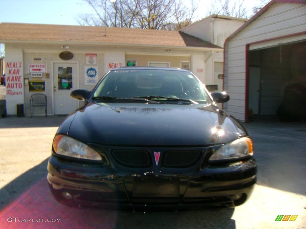 2004 Grand Am SE Sedan - Black / Dark Pewter photo #1