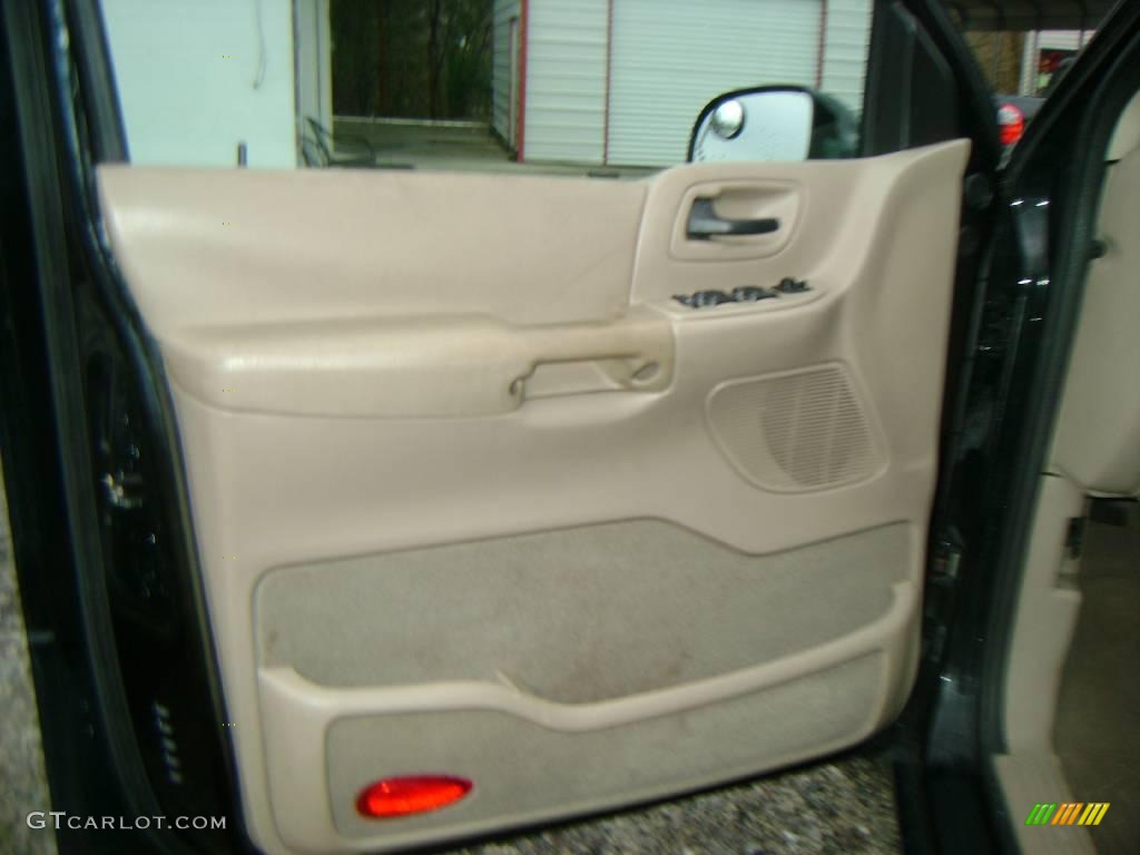 2002 Windstar SE - Black / Medium Parchment Beige photo #7