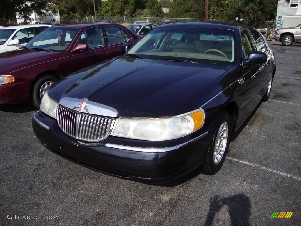 2000 Town Car Executive - Black / Light Parchment photo #1