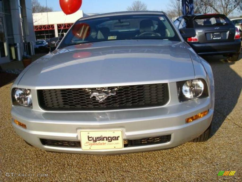 2005 Mustang V6 Premium Coupe - Satin Silver Metallic / Light Graphite photo #7