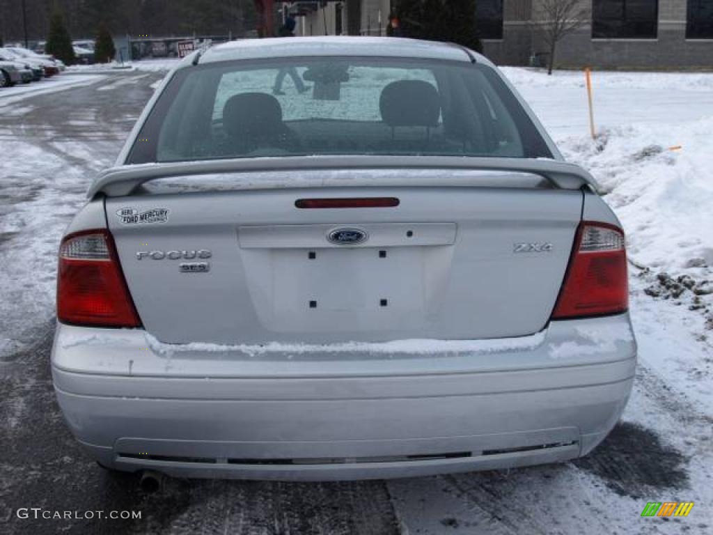 2005 Focus ZX4 SES Sedan - Liquid Grey Metallic / Dark Flint/Light Flint photo #5