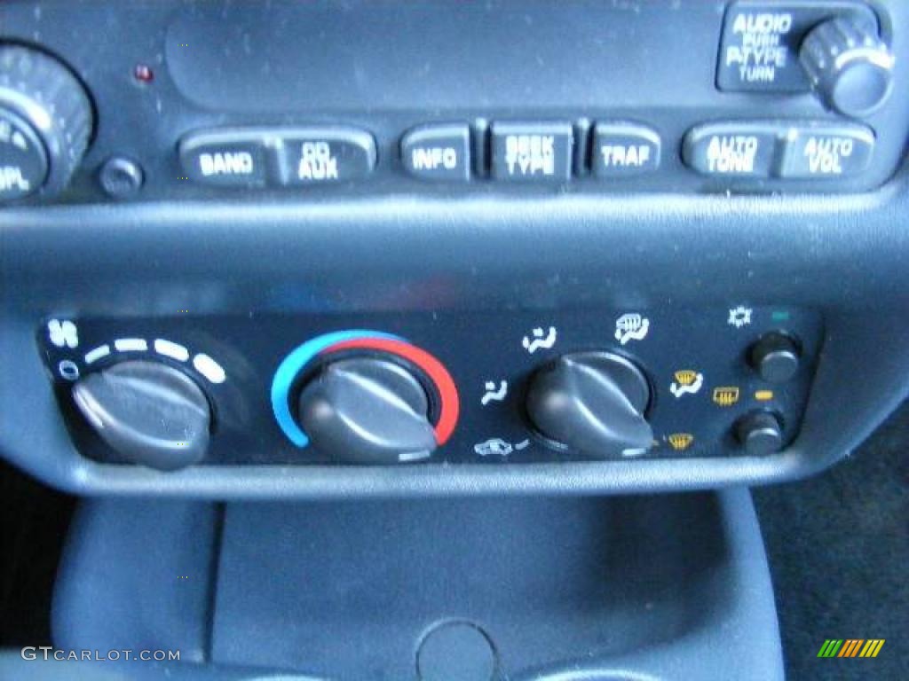 2005 Cavalier LS Sport Coupe - Black / Graphite Gray photo #20
