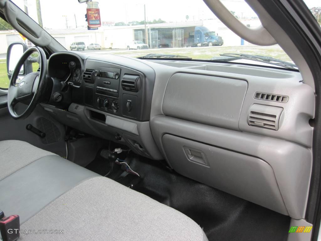 2005 F350 Super Duty XL Crew Cab 4x4 - Oxford White / Medium Flint photo #31