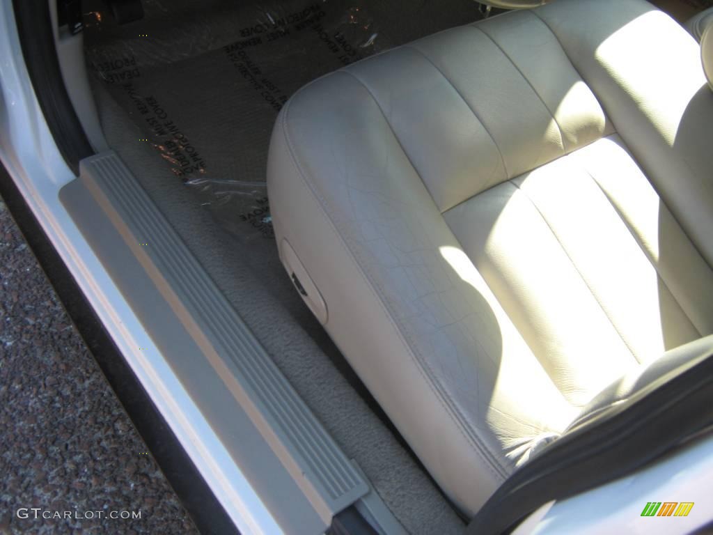 2006 Grand Marquis LS - Vibrant White / Light Camel photo #14