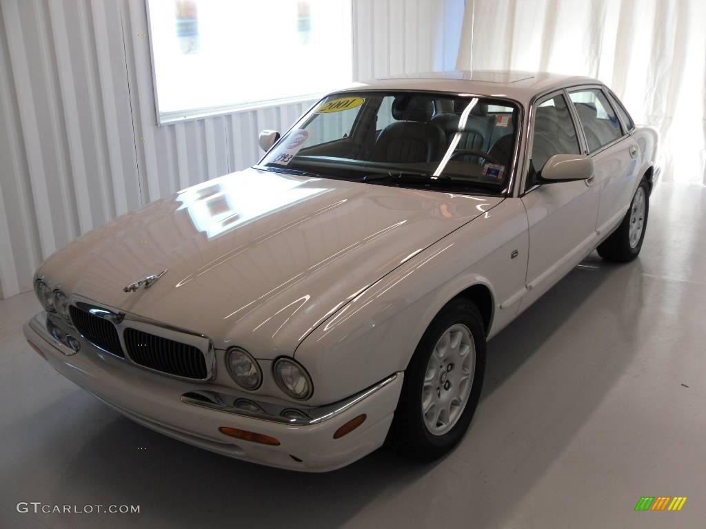 2001 XJ XJ8 - White Onyx / Ivory photo #1