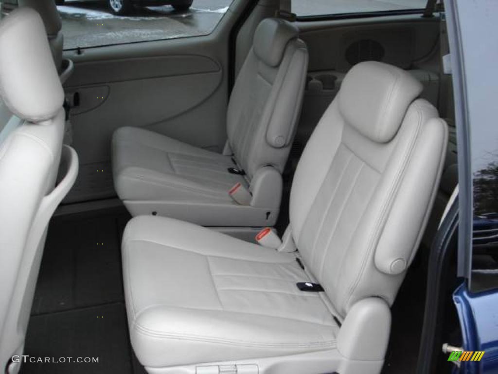 2005 Town & Country Touring - Midnight Blue Pearl / Dark Khaki/Light Graystone photo #24