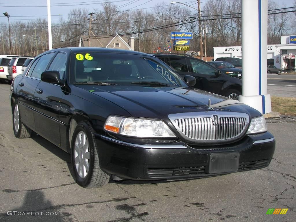 2006 Town Car Executive L - Black / Black photo #1